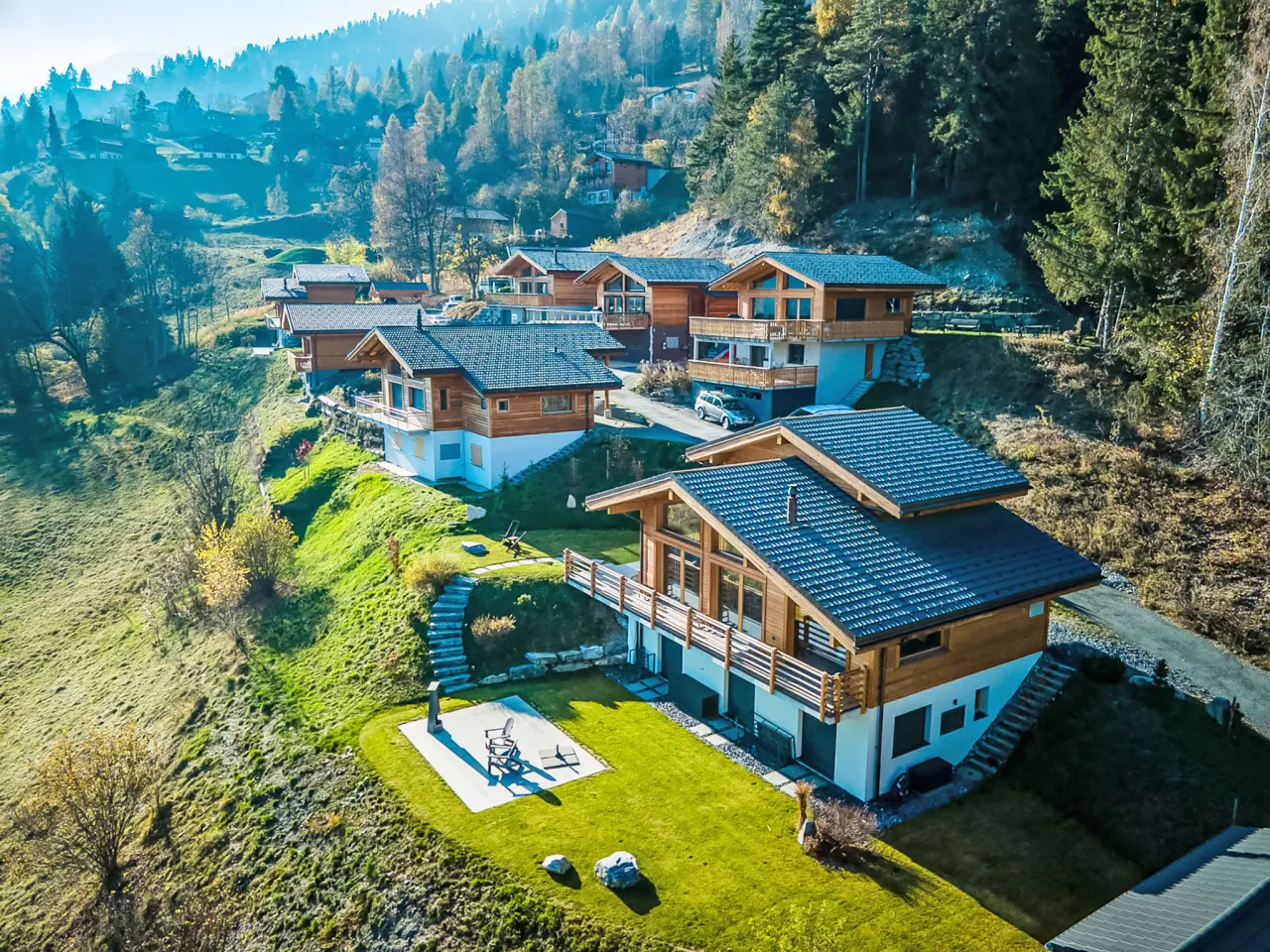 Luchtfoto van Chalet La Luna in de zomer