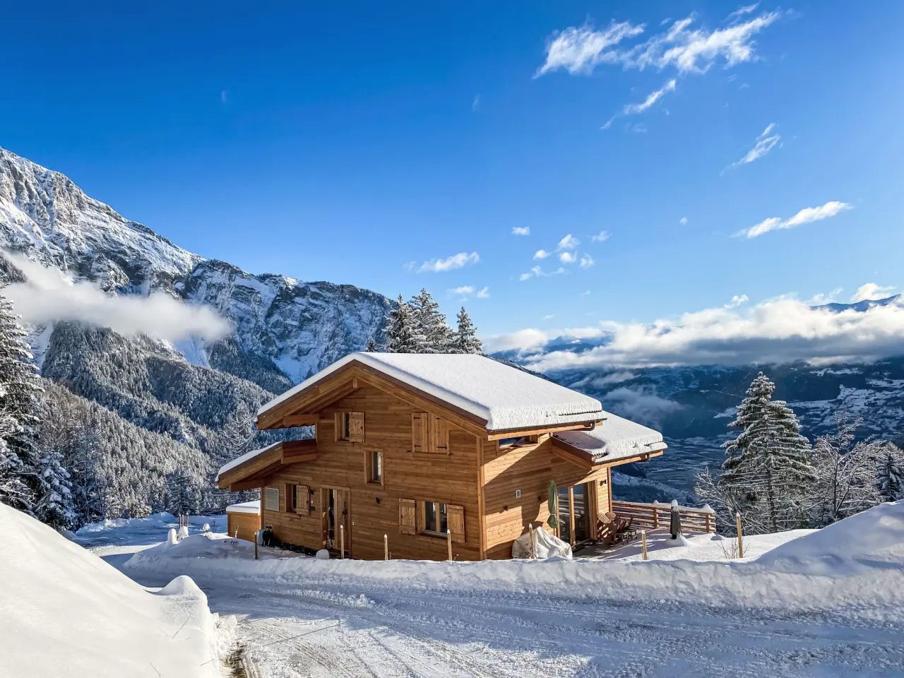 Chalet La Luna in de winter, met sneeuw en bergen